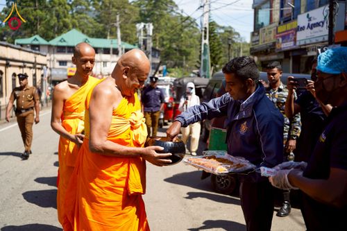 ภาพ No.225603:วันที่ 5 พฤษภาคม พ.ศ. 2568 พิธีบิณฑบาตรอบเมืองนูวราอิลิย่า ฉลองเทศกาลวิสาขบูชา แห่งชาติประเทศศรีลังกา