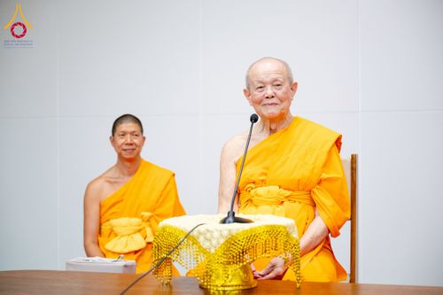 ภาพ No.222664:วันที่ 23 เมษายน พ.ศ. 2568 หลวงพ่อทัตตชีโวต้อนรับคณะสงฆ์เนปาล ณ อาคาร 100 ปี คุณยายมหารัตนอุบาสิกาจันทร์ ขนนกยูง วัดพระธรรมกาย