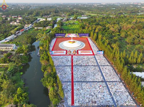 ภาพ No.109764:พิธีจุดประทีปถวายเป็นพุทธบูชา และบูชาธรรมมหาปูชนียาจารย์ วันที่ 10 มกราคม พ.ศ. 2567 ณ อนุสรณ์สถานคลองบางนางแท่น อ.สามพราน จ.นครปฐม