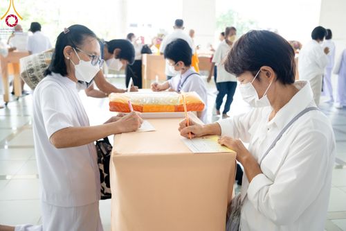 ภาพ No.100099:พิธีบุพเปตพลี  ครั้งที่ 143 วันที่ 27 พฤศจิกายน พ.ศ. 2566 วันพระ ขึ้น 15 ค่ำ เดือน 12 ณ หอฉันคุณยายอาจารย์ฯ วัดพระธรรมกาย