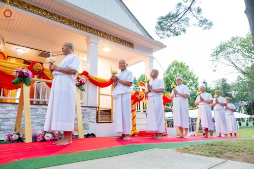 ภาพ No.144958:พิธีบรรพชา และอุปสมบท ธรรมทายาท โดยมี พระเดชพระคุณพระธรรมรัตนาภรณ์ เป็นพระอุปัชฌาย์ ยังความปลื้มปิติใจให้แก่ผู้ปกครอง และคณะญาติมิตร ณ วัดพระธรรมกายนิวเจอร์ซี  ประเทศสหรัฐอเมริกา