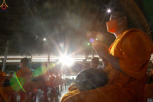 ภาพ No.86789:พิธีตักบาตร , พิธีบูชาข้าวพระ , พิธีจุดเทียนใจ ไฟนิรันดร์ อนันตชัย ในวันอาทิตย์ต้นเดือน 3 กันยายน พ.ศ. 2566 ณ วัดพระธรรมกาย