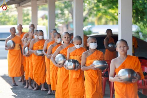 ภาพ No.217510:วันอาทิตย์ที่ 13 เมษายน พ.ศ. 2568 พิธีตักบาตรฉลองสามเณรใหม่ ศูนย์ปฏิบัติธรรมเขาคิชฌกูฏ โครงการบรรพชาสามเณรภาคฤดูร้อน