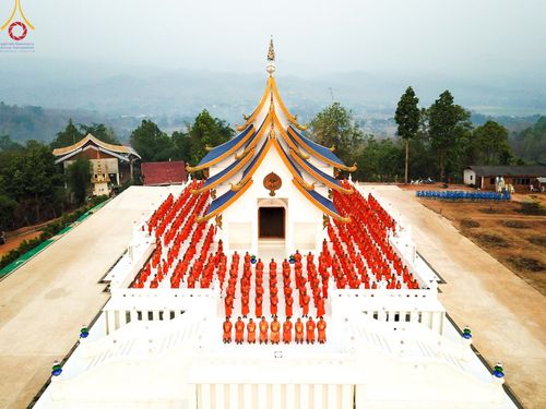 ภาพ No.136932:Photo Story  มหัศจรรย์วัดดงดินแดง Episode 5 กิจกรรมถ่ายภาพหมู่ประวัติศาสตร์ และตักบาตรฉลองพระ-เณรกว่า 500 รูป วันที่ 6 เมษายน พ.ศ. 2567