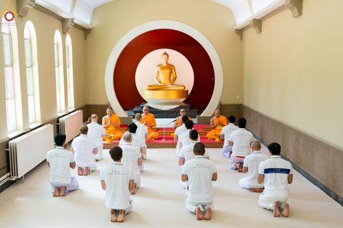 ภาพ No.83306:พิธีตัดปอยผมธรรมทายาทและฝากตัวเป็นศิษย์ ในโครงการอบรมพระธรรมทายาททวีปยุโรป รุ่นที่ 9 วันพุธที่ 12 มิถุนายน พ.ศ. 2566 ณ วัดพระธรรมกายเบเนลักซ์ ประเทศเบลเยี่ยม