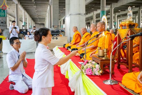 ภาพ No.142278:พิธีตักบาตรฉลองพระใหม่ ในโครงการอุปสมบทหมู่รุ่นผู้บริหาร  ณ วิหารคด วัดพระธรรมกาย วันอาทิตย์ที่ 23 มิถุนายน พ.ศ.2567