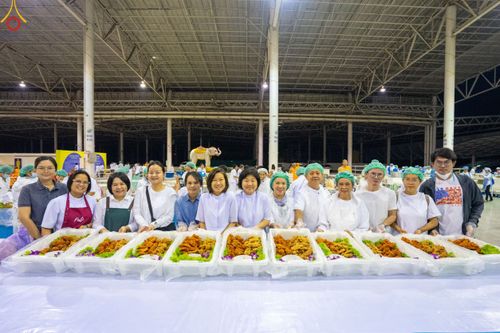 ภาพ No.188464:พิธีถวายภัตตาหารเป็นสังฆทาน แด่พระธรรมยาตรา ในโครงการธรรมยาตรา กตัญญูบูชา มหาปูชนียาจารย์ พระมงคลเทพมุนี(สด จนฺทสโร) พระผู้ปราบมาร อนุสรณ์สถาน 7 แห่ง ปีที่ 13 ณ สภาธรรมกายสากล วัดพระธรรมกาย วันที่ 3 มกราคม พ.ศ. 2568