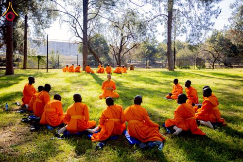 ภาพ No.232949:วันอาทิตย์ 29 มิถุนายน พ.ศ. 2568 กิจกรรมอบรมธรรมทายาทแอฟริกาใต้  ปฏิบัติธรรมสร้างสันติสุขภายใน แสงแห่งพุทธธรรมสู่แผ่นดินแอฟริกาใต้ ณ บริเวณหน้าวัดพระธรรมกายโจฮันเนสเบิร์ก