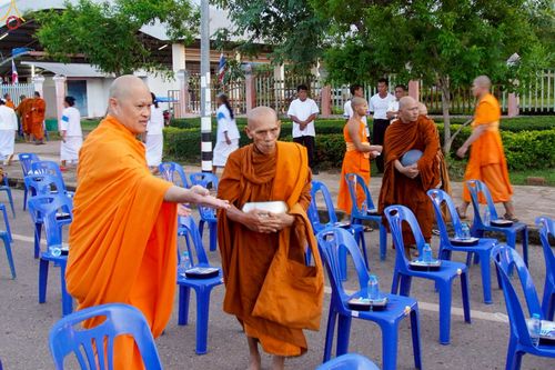 ภาพ No.229801:วันพฤหัสบดีที่ 26 มิถุนายน พ.ศ. 2568 พิธีตักบาตรพระ 1,165 รูป ฉลองก่อตั้งเมืองวานรนิวาส ครบรอบ 164 ปี ณ ถนนวานรนิวาส-อากาศอำนวย อ.วานรนิวาส จ.สกลนคร