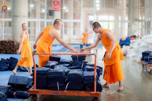 ภาพ No.218217:วันที่ 12-18 เมษายน พ.ศ. 2568 พระภิกษุและเจ้าหน้าที่อาสาสมัคร เตรียมพื้นที่ต้อนรับพักค้างพระสังฆาธิการ เนื่องในงานวันคุ้มครองโลก 22 เมษายน พ.ศ. 2568