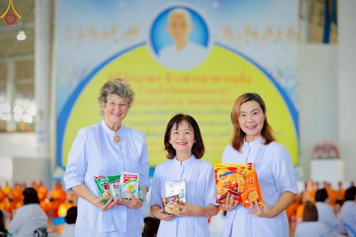 ภาพ No.221926:วันที่ 4 พฤษภาคม พ.ศ. 2568 พิธีตักบาตร เนื่องในวันอาทิตย์ต้นเดือน ณ บ้านแก้วเรือนทองคุณยายฯ วัดพระธรรมกาย