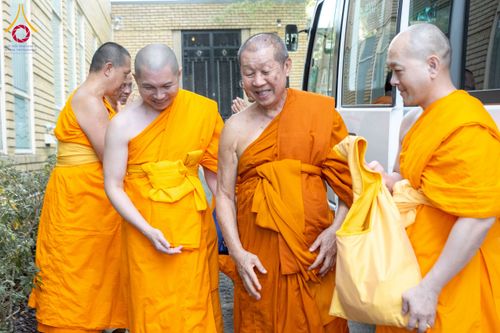 ภาพ No.265791:วันที่ 2 พฤศจิกายน พ.ศ. 2568 วัดพระธรรมกายเมลเบิร์น ได้มีโอกาสถวายการต้อนรับ พระเดชพระคุณ พระเทพปริยัติโสภณ เจ้าคณะจังหวัดกาญจนบุรี และเจ้าอาวาสวัดไชยชุมพลชนะสงคราม