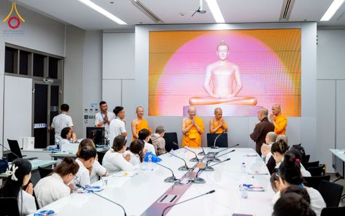 ภาพ No.222442:วันที่ 21 เมษายน พ.ศ. 2568 หลวงพ่อทัตตชีโวให้โอวาททีมงานอาสาสมัครเวียดนาม ณ อาคาร 100 ปี คุณยายมหารัตนอุบาสิกาจันทร์ ขนนกยูง วัดพระธรรมกาย