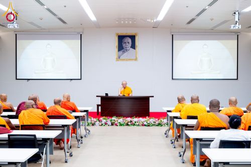 ภาพ No.222510:วันที่ 21 เมษายน พ.ศ. 2568 หลวงพ่อทัตตชีโวต้อนรับคณะสงฆ์ศรีลังกา ณ อาคาร 100 ปี คุณยายมหารัตนอุบาสิกาจันทร์ ขนนกยูง วัดพระธรรมกาย