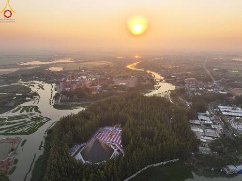 ภาพ No.190172:พิธีตักบาตรพระธรรมยาตรา ณ อนุสรณ์สถานลำดับที่ 1 สถานที่เกิดด้วยรูปกายเนื้อ อนุสรณ์สถานมหาวิหารพระมงคลเทพมุนี (โลตัสแลนด์) อ.สองพี่น้อง จ.สุพรรณบุรี ในโครงการธรรมยาตรา กตัญญูบูชา มหาปูชนียาจารย์ พระมงคลเทพมุนี(สด จนฺทสโร) พระผู้ปราบมาร อนุสรณ์สถาน 7 แห่ง 