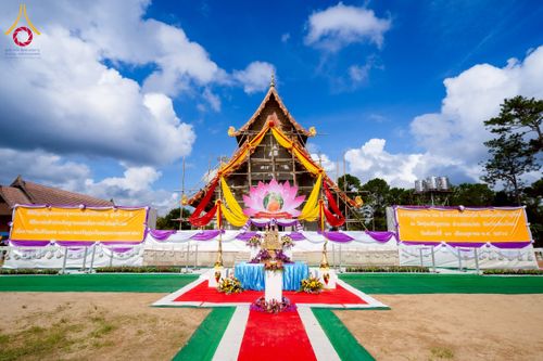 ภาพ No.255421:วันที่ 13 ตุลาคม พ.ศ. 2568 พิธีบรรจุพระบรมสารีริกธาตุ ผูกผ้า 7 สี เพื่อความเป็นสิริมงคล  และ ยกช่อฟ้า ประดิษฐานบนหลังคาอุโบสถวัดทุ่งเจริญธรรม ถวายบูชาธรรม 81 ปี หลวงพ่อธัมมชโย โดยคณะศิษยานุศิษย์ ณ วัดทุ่งเจริญธรรม อ.อมก๋อย จ.เชียงใหม่