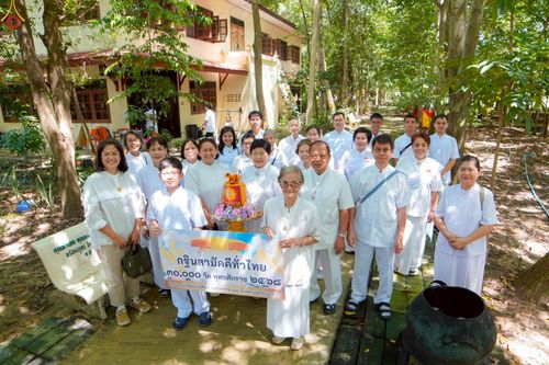 ภาพ No.269601:วันที่ 8 ตุลาคม พ.ศ. 2568 พิธีถวายปัจจัยสมทบกฐิน ในโครงการทอดกฐินสามัคคีทั่วไทย 30,000 วัด โดยคณะศิษยานุศิษย์ บูชาธรรม 81 ปี หลวงพ่อธัมมชโย ณ  วัดป่าศรีถาวร บางแก้วฟ้า , วัดป่าศรีถาวร คลองโยง , วัดป่าสติปัฏฐาน , วัดพุทธธรรมรังษี ในจังหวัดนครปฐม