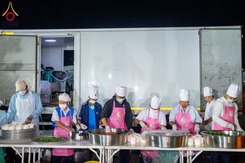 ภาพ No.194854:พิธีถวายภัตตาหารเป็นสังฆทาน แด่พระธรรมยาตรา ณ อนุสรณ์สถานมหาวิหารพระมงคลเทพมุนี (โลตัสแลนด์) อ.สองพี่น้อง จ.สุพรรณบุรี ในโครงการธรรมยาตรา กตัญญูบูชา มหาปูชนียาจารย์ พระมงคลเทพมุนี(สด จนฺทสโร) พระผู้ปราบมาร แห่ง ปีที่ 13 วันที่ 14 มกราคม พ.ศ.2568