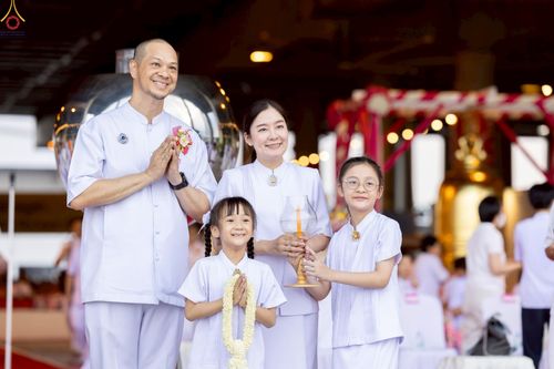 ภาพ No.223912:วันวิสาขบูชา วันอาทิตย์ที่ 11 พฤษภาคม พ.ศ. 2568 พิธีจุดวิสาขประทีป ,  พิธีเวียนประทักษิณรอบพระมหาธรรมกายเจดีย์ , พิธีฉลองชัยสวดมนต์บทธัมมจักกัปปวัตตนสูตร ครบ 7,357,000,000 จบ ณ มหารัตนวิหารคด วัดพระธรรมกาย