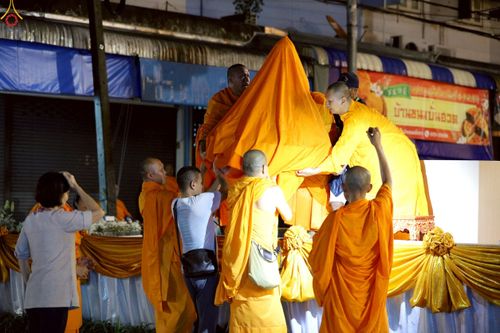 ภาพ No.245774:วันที่ 13-14 กันยายน พ.ศ. 2568 เจ้าหน้าที่ทุกสถานะ ทุกส่วนงาน ร่วมแรงร่วมใจ ปฏิบัติหน้าที่ เตรียมงาน เก็บงาน ตักบาตรพระ 555 รูป อ.เบตง จยะลา