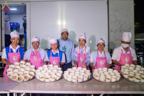 ภาพ No.196867:พิธีถวายภัตตาหารเป็นสังฆทาน แด่พระธรรมยาตรา ณ วัดโบสถ์(บน) ตำบลบางคูเวียง อำเภอบางกรวย จังหวัดนนทบุรี ในโครงการธรรมยาตรา กตัญญูบูชา มหาปูชนียาจารย์ พระมงคลเทพมุนี(สด จนฺทสโร) พระผู้ปราบมาร อนุสรณ์สถาน 7 แห่ง ปีที่ 13 วันที่ 18 มกราคม พ.ศ. 2568