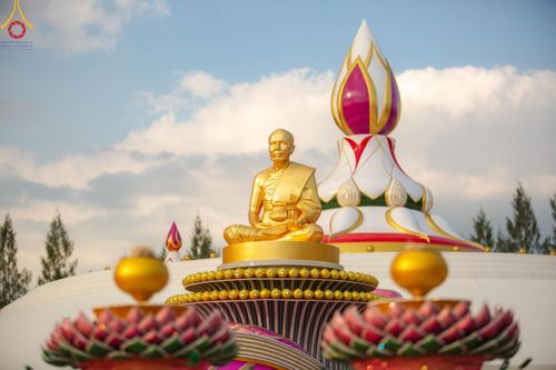 ภาพ No.192595:พิธีจุดประทีปถวายเป็นพุทธบูชา และบูชาธรรมมหาปูชนียาจารย์ ณ อนุสรณ์สถานคลองบางนางแท่น อ.สามพราน จ.นครปฐม ในโครงการธรรมยาตรา กตัญญูบูชา มหาปูชนียาจารย์ พระมงคลเทพมุนี(สด จนฺทสโร) พระผู้ปราบมาร อนุสรณ์สถาน 7 แห่ง ปีที่ 13 วันที่ 10 มกราคม พ.ศ. 2568