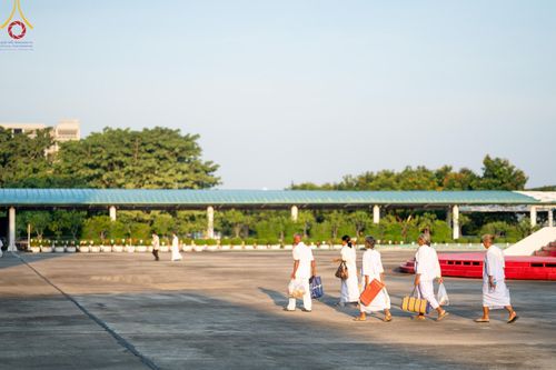 ภาพ No.158881:พิธีตักบาตร ในวันอาทิตย์ต้นเดือน วันที่ 6 ตุลาคม พ.ศ. 2567 ณ สภาธรรมกายสากล วัดพระธรรมกาย