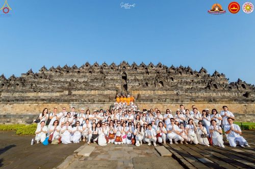 ภาพ No.224428:วันจันทร์ที่ 12 พฤษภาคม พ.ศ. 2568  ชาวพุทธในอินโดนีเซีย ร่วมฉลองวิสาขบูชาจุดประทีปกว่า 200,000 ดวง ณ พระมหาเจดีย์บรมพุทโธ  เจริญพุทธมนต์ถวาย “พระวชิรเกล้าเจ้าอยู่หัว”