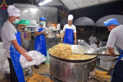 ภาพ No.111799:พิธีถวายภัตตาหารเป็นสังฆทาน แด่คณะพระธรรมยาตราฯ ในโครงการธรรมยาตรา กตัญญูบูชา มหาปูชนียาจารย์ พระมงคลเทพมุนี(สด จนฺทสโร) พระผู้ปราบมาร อนุสรณ์สถาน 7 แห่ง ปีที่ 12 วันที่ 14 มกราคม พ.ศ. 2567 ณ อนุสรณ์สถานมหาวิหารพระมงคลเทพมุนี  (โลตัสแลนด์) อ.สองพี่น้อง จ