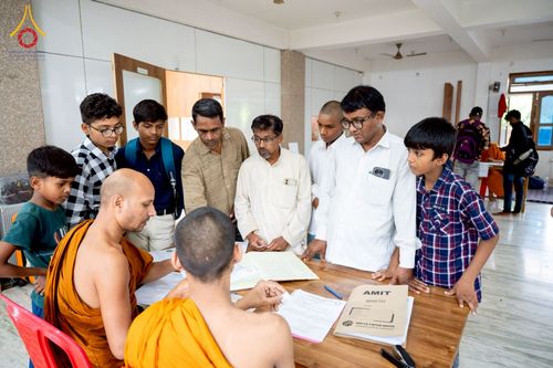 ภาพ No.230993:วันที่ 1 กรกฎาคม พ.ศ. 2568 โครงการบรรพชาสามเณร 300 รูป ถวายเป็นพุทธบูชา  วันอาสาฬหบูชา ณ จุดกำเนิดพระรัตนตรัย  ต้นแหล่งธัมมจักกัปปวัตตนสูตร เมืองพาราณสี  สารนาถ ประเทศอินเดีย