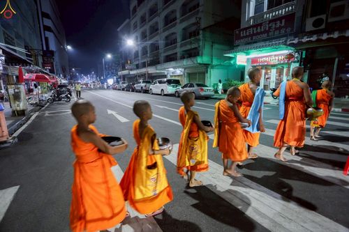 ภาพ No.236879:วันอาทิตย์ที่ 10 สิงหาคม พ.ศ. 2568 มหาสังฆทานครั้งยิ่งใหญ่ ตักบาตรพระ 10,000 รูป ถ.นิพัทธ์อุทิศ 3 ใจกลางนครหาดใหญ่ จ.สงขลา