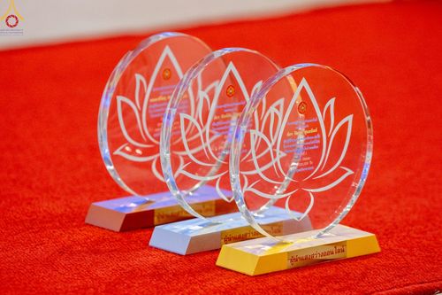 ภาพ No.83772:พิธีมอบโล่เกียรติยศ โครงการผู้นำแสงสว่างออนไลน์ ประจำปี 2565 ในวันอาทิตย์ที่ 2 กรกฎาคม พ.ศ. 2566 ณ วัดพระธรรมกาย