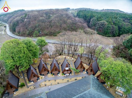 ภาพ No.220917:วันที่ 13 เมษายน พ.ศ. 2568 พิธีโปรยรัตนชาติปฐมเริ่มสถาปนาเจดีย์ และ พิธีเปิดหมู่บ้านปฏิบัติธรรม เพื่อการบรรลุธรรม ณ วัดป่าธรรมกายนานาชาติโทชิหงิ  ประเทศญี่ปุ่น