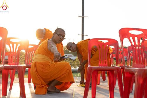 ภาพ No.185525:V.47 เบื้องหลังของเบื้องหน้า งานตักบาตรพระ 10,000 รูป ณ จ.กาญจนบุรี วันที่ 20-21 ธันวาคม พ.ศ. 2567