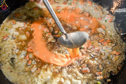 ภาพ No.108404:ถวายภัตตาหารเป็นสังฆทาน แด่คณะพระธรรมยาตราฯ ในโครงการธรรมยาตรากตัญญูบูชา มหาปูชนียาจารย์ พระมงคลเทพมุนี(สด จนฺทสโร) พระผู้ปราบมาร อนุสรณ์สถาน 7 แห่ง ปีที่ 12 วันที่ 7 มกราคม พ.ศ. 2567 ณ อนุสรณ์สถานโลตัสแลนด์ จ.สุพรรณบุรี