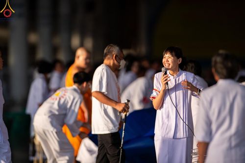 ภาพ No.143344:พิธีตักบาตร ข้าวสารอาหารแห้ง ณ บ้านแก้วเรือนทองคุณยายฯ และ พิธีบูชาข้าวพระ  ณ สภาธรรมกายสากล วัดพระธรรมกาย วันอาทิตย์ที่ 7 กรกฎาคม พ.ศ. 2567