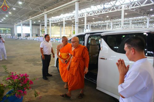 ภาพ No.59898:พิธีเจริญพระพุทธมนต์ "ฉลองอายุวัฒนมงคล 80 ปี หลวงพ่อธัมมชโย" พิธีถวายไทยธรรม คณะสงฆ์ 10,000 กว่าวัดทั่วประเทศ ในวันคุ้มครองโลก วันจันทร์ที่ 22 เมษายน พ.ศ. 2567 ณ สภาธรรมกายสากล วัดพระธรรมกาย จ.ปทุมธานี