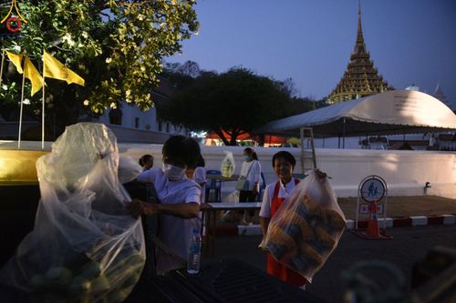 ภาพ No.135520:พิธีขอขมามอบผ้าไตร, พิธีบรรพชาสามเณร ในโครงการบรรพชาสามเณร ฟื้นฟูพระพุทธศาสนาทั่วไทย ณ วัดพระพุทธบาท ราชวรมหาวิหาร อ.พระพุทธบาท จ.สระบุรี วันที่ 6 เมษายน พ.ศ. 2567