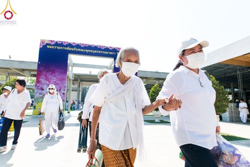 ภาพ No.107067:พิธีจุดประทีปถวายเป็นพุทธบูชา และบูชาธรรมมหาปูชนียาจารย์ ในโครงการธรรมยาตรากตัญญูบูชา มหาปูชนียาจารย์ พระมงคลเทพมุนี(สด จนฺทสโร) พระผู้ปราบมาร  อนุสรณ์สถาน 7 แห่ง ปีที่ 12  วันที่ 6 มกราคม พ.ศ. 2567 ณ อนุสรณ์สถานมหาวิหารพระมงคลเทพมุนี อ.สองพี่น้อง จ.สุพร
