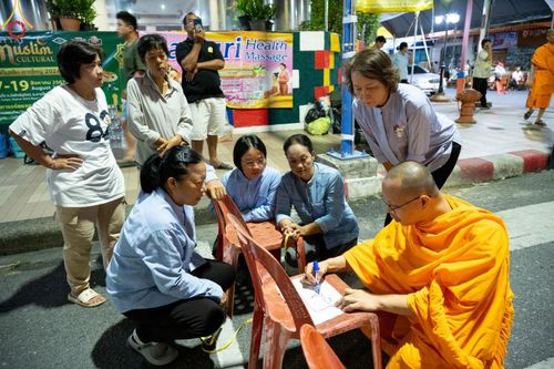 ภาพ No.151581:V.55 ทีมใหญ่ที่หาดใหญ่ เจ้าหน้าที่ทุกสถานะ หลายสัญชาติ ร่วมกันจัดงานตักบาตรที่หาดใหญ่ วันที่ 10-11 สิงหาคม พ.ศ. 2567