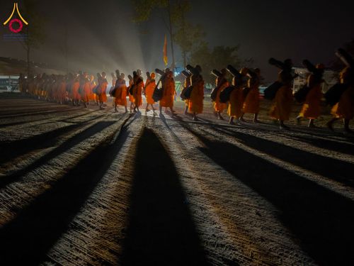 ภาพ No.191638:พระธรรมยาตราปฏิบัติธรรม และถ่ายภาพหมู่ประวัติศาสตร์ ณ อนุสรณ์สถานคลองบางนางแท่น อ.สามพราน จ.นครปฐม ในโครงการธรรมยาตรา กตัญญูบูชา มหาปูชนียาจารย์ พระมงคลเทพมุนี(สด จนฺทสโร) พระผู้ปราบมาร อนุสรณ์สถาน 7 แห่ง ปีที่ 13 วันที่ 8 มกราคม พ.ศ. 2568