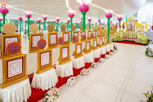 ภาพ No.230887:วันอังคารที่ 1 กรกฎาคม พ.ศ. 2568 ผู้ว่าราชการจังหวัดปทุมธานี เป็นประธานพิธีต้อนรับ สัญญาบัตร พัดยศ พระครูสัญญาบัตรสายต่างประเทศ วัดพระธรรมกาย ประจำปี พ.ศ. 2568 จำนวน 19 รูป