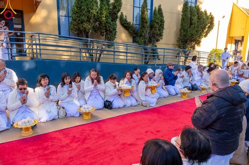 ภาพ No.100898:พิธีทอดกฐินบรมจักรพรรดิสร้างทุกสิ่ง ณ วัดพระธรรมกายออเรกอน ประเทศสหรัฐอเมริกา  วันอาทิตย์ ที่ 26 พฤศจิกายน พ.ศ. 2566