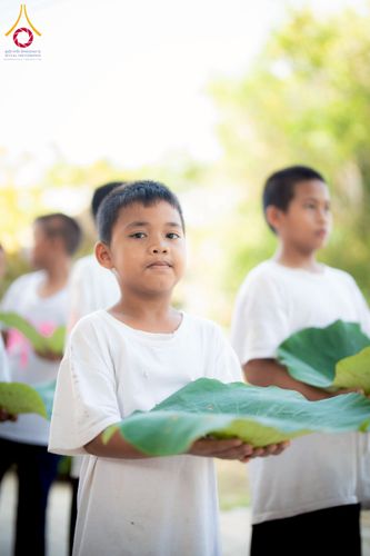 ภาพ No.216825:วันเสาร์ที่ 5 เมษายน พ.ศ. 2568 พิธีตัดปอยผม พิธีขอขมาผู้ปกครอง พิธีมอบบาตรและผ้าไตร พิธีบรรพชา ณ ศูนย์ปฏิบัติธรรมและศูนย์อบรมเยาวชนพระนครศรีอยุธยา ต.พุทเลา อ.บางปะหัน จ.พระนครศรีอยุธยา