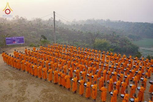 ภาพ No.76334:คณะสงฆ์และสามเณรบิณฑบาต ประเทศบังกลาเทศ วันที่ 11 กุมภาพันธ์ พ.ศ. 2566
