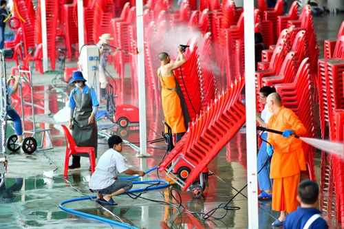 ภาพ No.213323:วันที่ 11-28 มีนาคม พ.ศ. 2568 เจ้าหน้าที่ และอาสาสมัคร เตรียมงานบุญวันคุ้มครองโลก ณ วัดพระธรรมกาย