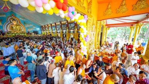 ภาพ No.274062:วันที่ 23 พฤศจิกายน พ.ศ. 2568 ประธานมูลนิธิธรรมกาย ถวายปัจจัยสมทบกฐินแด่ วัดเทียนเวียนเฟื้อกเซิน ศูนย์วิปัสสนาที่มีชื่อเสียง มากกว่า 50 ปีในเวียดนาม