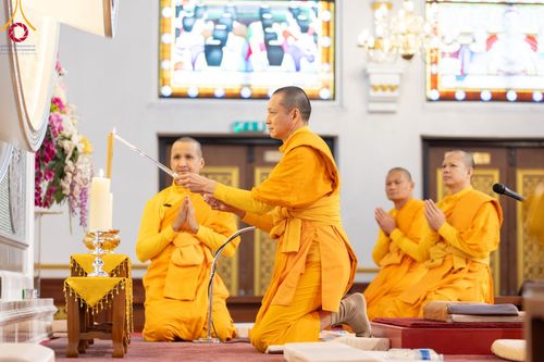 ภาพ No.96377:พิธีทอดกฐินราชันปฐพี ราชินีที่ดิน เพื่อซื้อที่ดินหลังโบสถ์ ฉลองครบรอบ 10 ปีสถาปนาโบสถ์วัดพุทธ วันอาทิตย์ที่ 19 พฤศจิกายน พ.ศ. 2566 ณ วัดพระธรรมกายนิวคาสเซิล ประเทศอังกฤษ