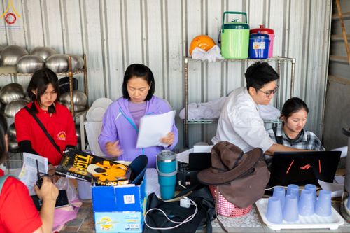 ภาพ No.140285:Photo Story มหัศจรรย์วัดดงดินแดง  EP.8  ภาพการเตรียมงาน การปฎิบัติงาน ของเหล่าผู้ทุ่มเทและเสียสละ เพื่อความสำเร็จของความมหัศจรรย์ ณ วัดดงดินแดง ต.ม่อนจอง อ.อมก๋อย จ.เชียงใหม่ วันที่ 1-7 เมษายน พ.ศ. 2567