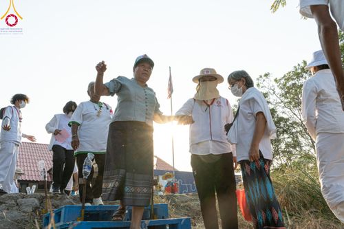 ภาพ No.112121:พิธีจุดประทีปถวายเป็นพุทธบูชา และบูชาธรรมมหาปูชนียาจารย์ พระมงคลเทพมุนี(สด จนฺทสโร) ในโครงการธรรมยาตรา กตัญญูบูชา มหาปูชนียาจารย์ พระมงคลเทพมุนี(สด จนฺทสโร) พระผู้ปราบมาร อนุสรณ์สถาน 7 แห่ง ปีที่ 12 วันที่ 14 มกราคม พ.ศ. 2567 ณ วัดสองพี่น้อง อ.สองพี่น้อง